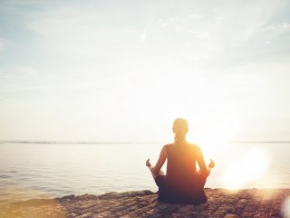Während einer Meditation am Meer ganz bei sich ankommen.