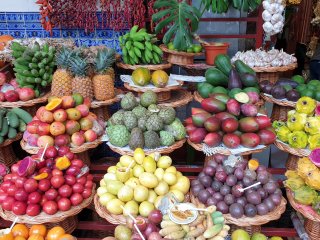 Eine Farbenpracht aus Obst und Gemüse auf dem Markt in Funchal