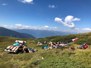 Gemeinsame Wanderungen während dem Yoga-Urlaub genießen