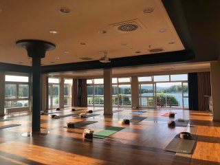 Den Ausblick vom Yogaraum auf den See genießen