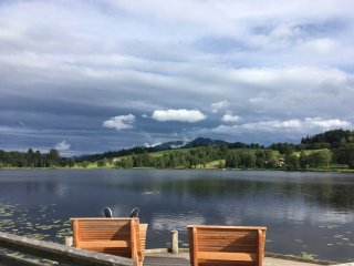 Ruhig liegt der See inmitten der Berge