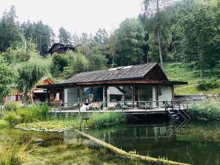 Entspannen Sie auf der Terrasse am Teich im Hotel Saalerwirt