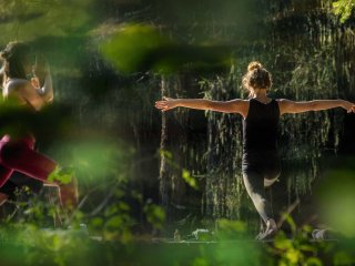 Neue Kraft beim Yoga in der Natur tanken