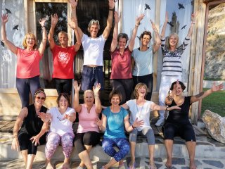Jubelnde Kursteilnehmer vor der Yoga-Halle