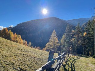 strahlende Sonne über den grünen Bergen