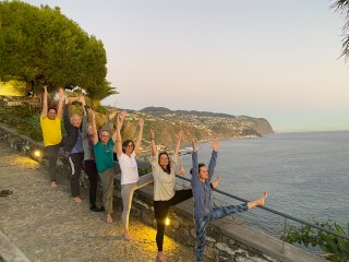 Yogis in freier Natur vor den Klippen Madeiras