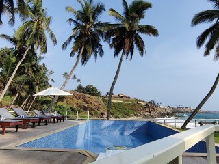 Panoramablick auf Pool, Garten und indischen Ozean