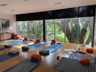 Ruhiger Yogaraum im Hotel Estalagem