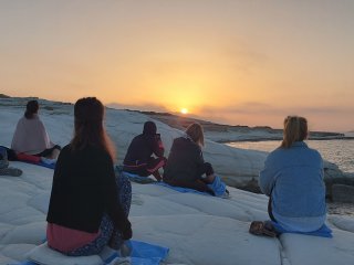 Steinige Küsten und ruhiges Meer: fast eine Garantie für einen schönen Sonnenuntergang