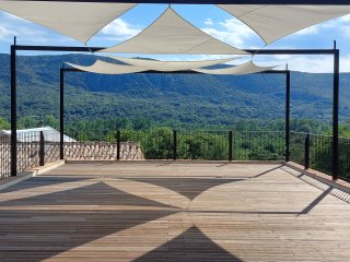 Genießen Sie von der Yoga-Plattform den Blick in die Natur
