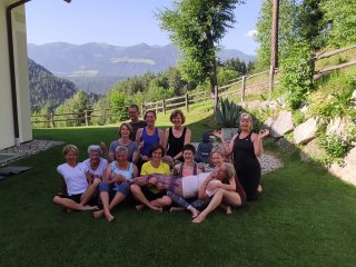 Die glückliche Yogagruppe strahlt