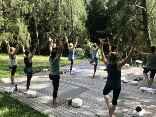 Auf der Yoga-Plattform im Grünen fließen die Asanas besonders gut