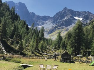 Atmen Sie bei einer Pause durch und genießen Sie den Blick auf die Berge