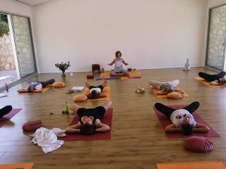 Üben Sie Yoga in der hellen und luftigen Yogashala
