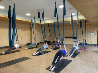 Üben Sie Aerial Yoga