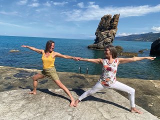 Gemeinsam Yoga üben am Meer