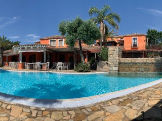 Erfrischen Sie sich im weiten Pool