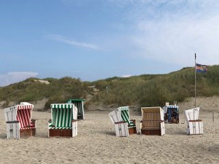 Entspannen Sie im Strandkorb mit Blick auf die Nordsee