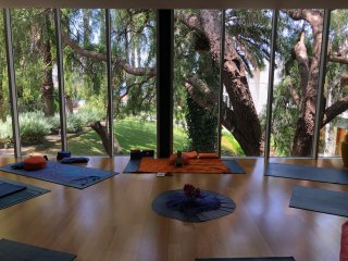 Yoga üben im hellen Yogaraum