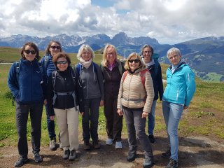 Strahlende Yogis bei der Wanderung durch die Südtiroler Berge
