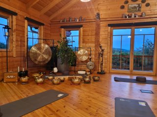 Üben Sie Yoga begleitet durch Klänge der Klangschalen