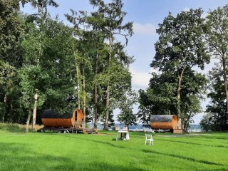 Entspannen Sie in den gemütlichen Sauna-Wägen mit Blick auf den See
