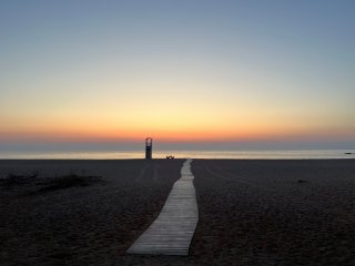 Den Sonnenuntergang am Strand Sardiniens genießen