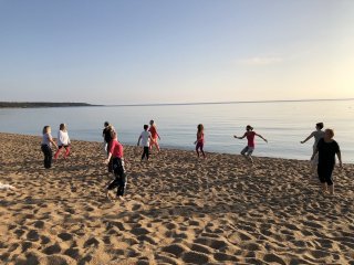 Gemeinsam am Strand tanzen