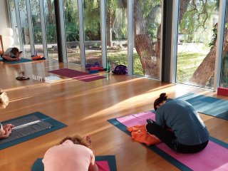 Yoga üben im hellen Yogaraum