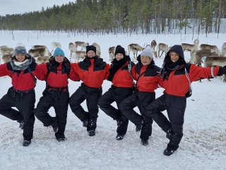 Strahlende Yogis im Schnee
