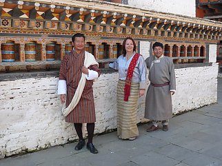 NEUE WEGE Asien-Expertin Angelika Sturtz besucht die buddhistischen Klosterburg Mongar Dzong