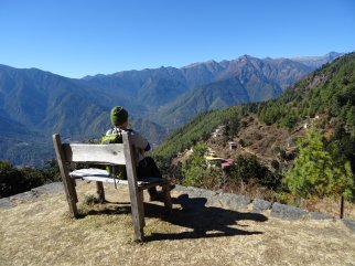 Die Bank vor der grandiosen Aussicht der Berge Bhutans