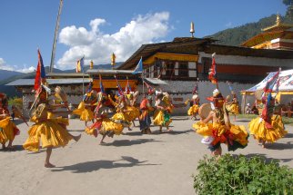 Bunte Trachten beim Tanz während des Dorf Festivals in Bumthang