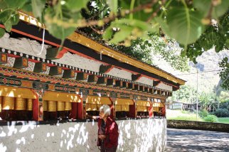 Gebetsmühlen im Tempel in Bhutan