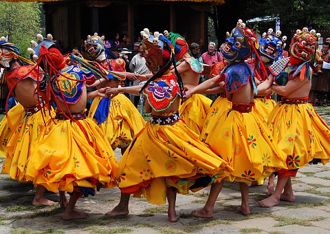Aufführung traditioneller bhutanesischer Tänze