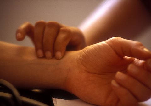 Durch die ayurvedische Pulsdiagnose wird Ihr Dosha Typ bestimmt und basierend darauf Ihr individueller Behandlungsplan erstellt