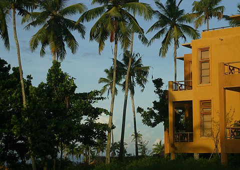 Die modernen Bauten des Barberyn Beach Resort integrieren sich behutsam in die üppige grüne Pflanzenwelt