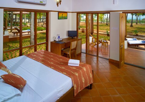 Große Fenster in den Zimmern des Nattika Beach Resort ermöglichen einen tollen Ausblick auf den Garten und das Meer