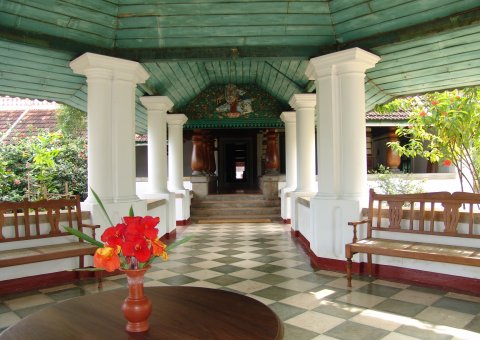 An diesem kleinen Platz im Kalari Kovilakom Ayurveda Hotel kann man ruhige Minuten wunderbar genießen 