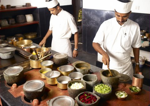 Mit sehr viel engagement bereiten die Köche im Kalari Kovilakom das  ayurvedische Essen zu 
