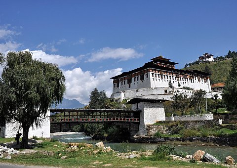 Der Punakha-Dzong liegt, anders als die anderen Dzongs im Land, nicht auf einer Hügelkuppe oder Anhöhe, sondern in einem Tal