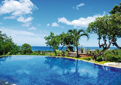 Entspannen Sie am Pool des Zen Resorts mit Blick auf das Meer 