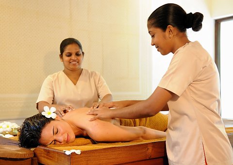 Entspannen Sie bei einer Synchronmassage im Heritance Ayurveda Maha Gedara