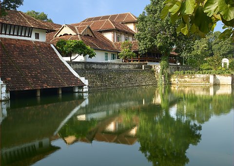 Direkt an einer kleinen Wasserstelle liegt das Kalari Kovilakom in Indien 