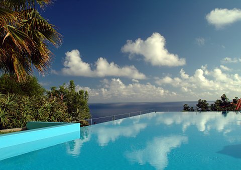 Vom Pool des Hotels Estalagem können Sie den weiten Blick in die Ferne genießen