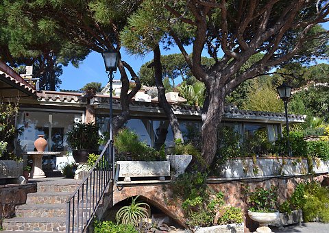 Von dem Ayurveda-Restaurant haben Sie einen herrlichen Blick auf die Bucht von Port Salvi