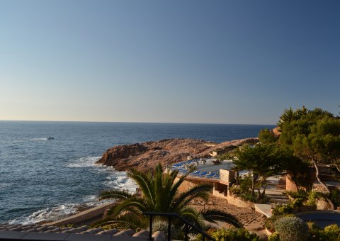 Das Ayurvedaresort Port Salvi liegt  eingebettet in eine spektakuläre Felsenbucht
