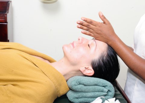 Genießen Sie eine wohltuende ayurvedische Kopfmassage im Heritance Ayurveda Maha Gedara