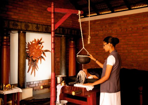 Shirodhara -  eine authentische Ayurveda-Behandlung im Nattika Beach Resort