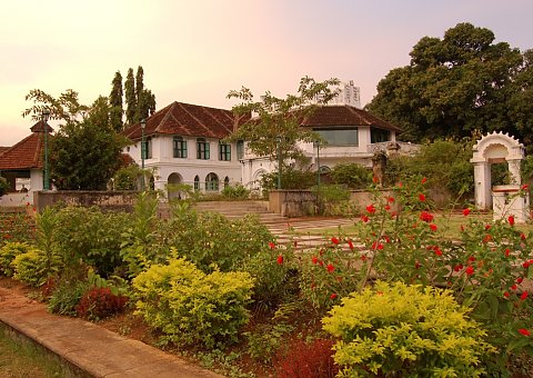Das bunt bewachsene Kalari Kovilakom Resort bei Sonnenaufgang 